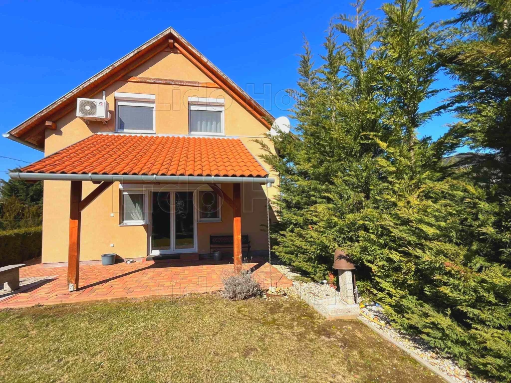 Kiváló állapotú 74 m2-es lakóház Balatonöszödön