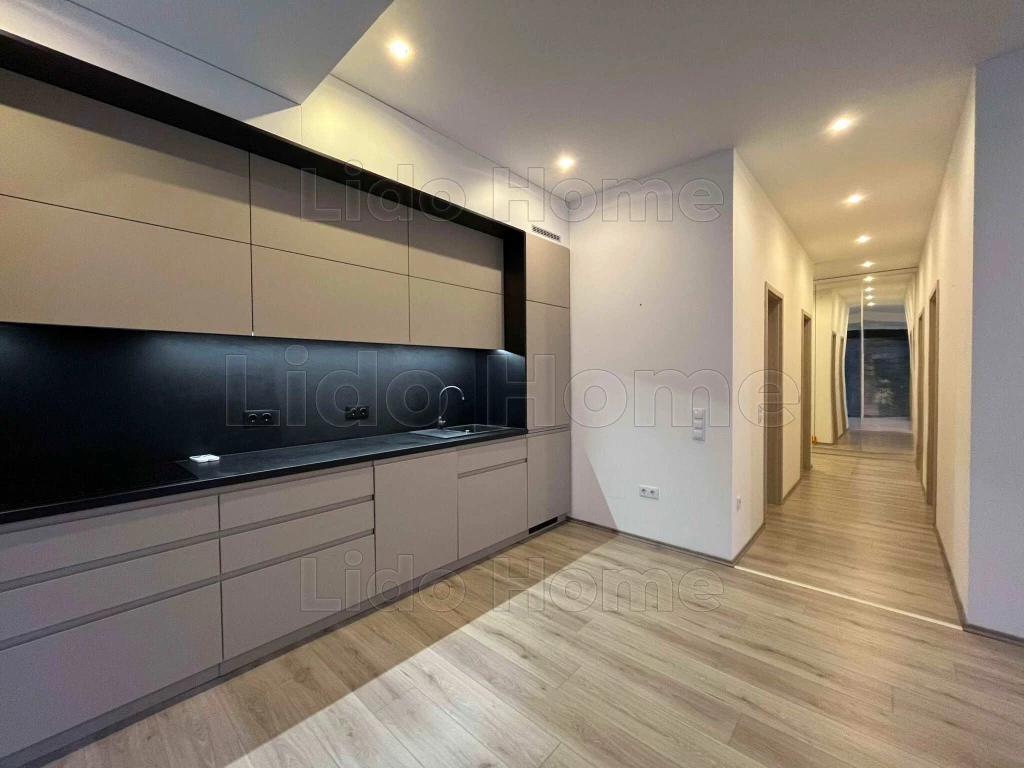 Balatonfenyves ősfás részén egyedi hangulatú,új építésű, költözhető nyaraló