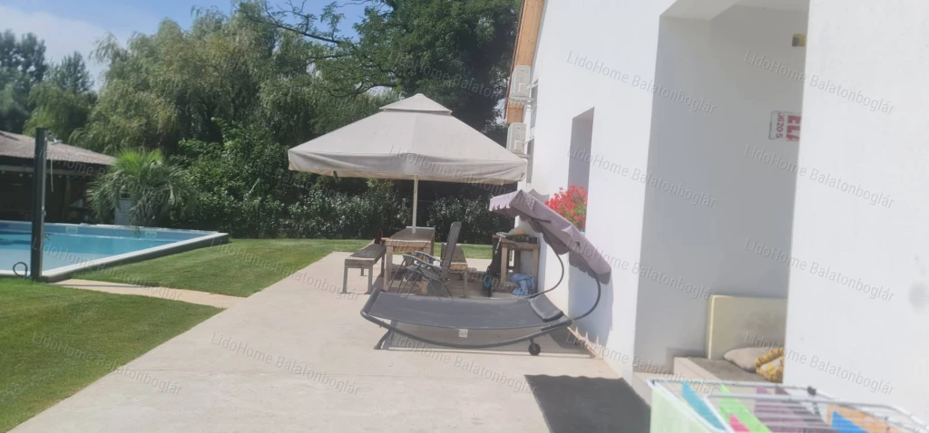 Balatonbogláron egyedi ritkaságnak számító apartmanház eladó!