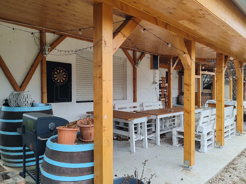 Eladó borászat, családi házzal Balatonlellén!