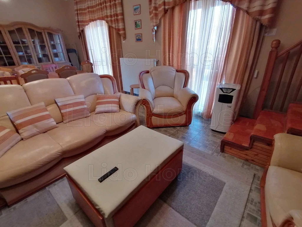 ELADÓ! CSALÁDI HÁZ BALATONBOGLÁRON A VÍZPARTTÓL 100 MÉTERRE!