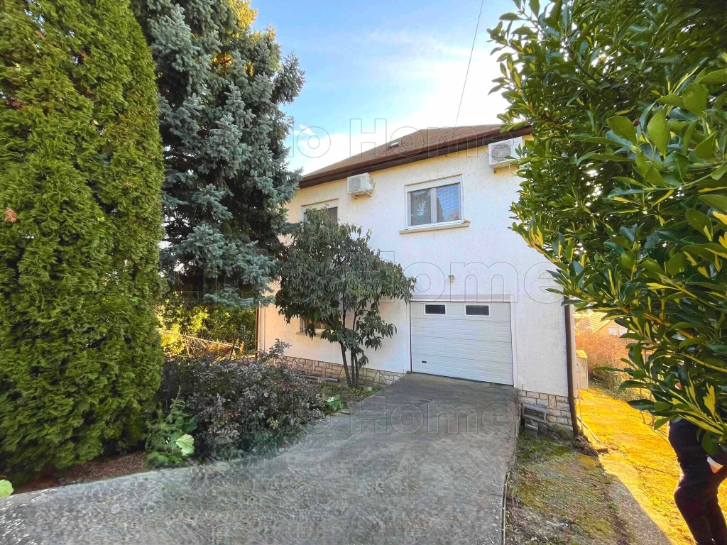 Fonyódon kiváló állapotú kétgenerációs lakóház