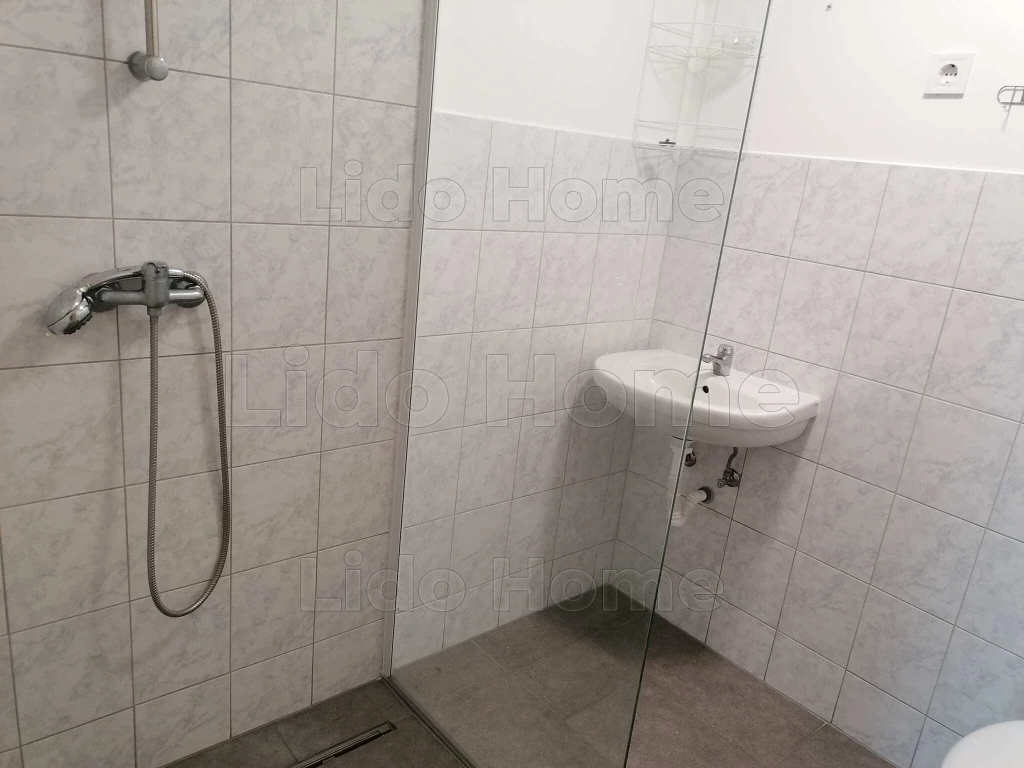 ELADÓ! CSALÁDI HÁZ ÖREGLAKON!