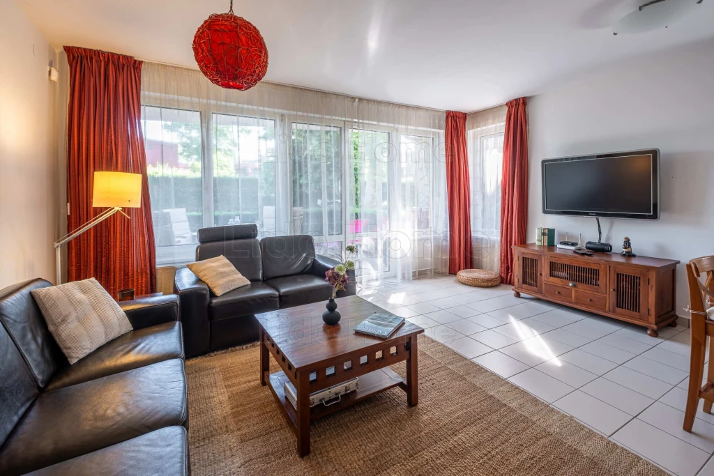 Vízparti lakás eladó!