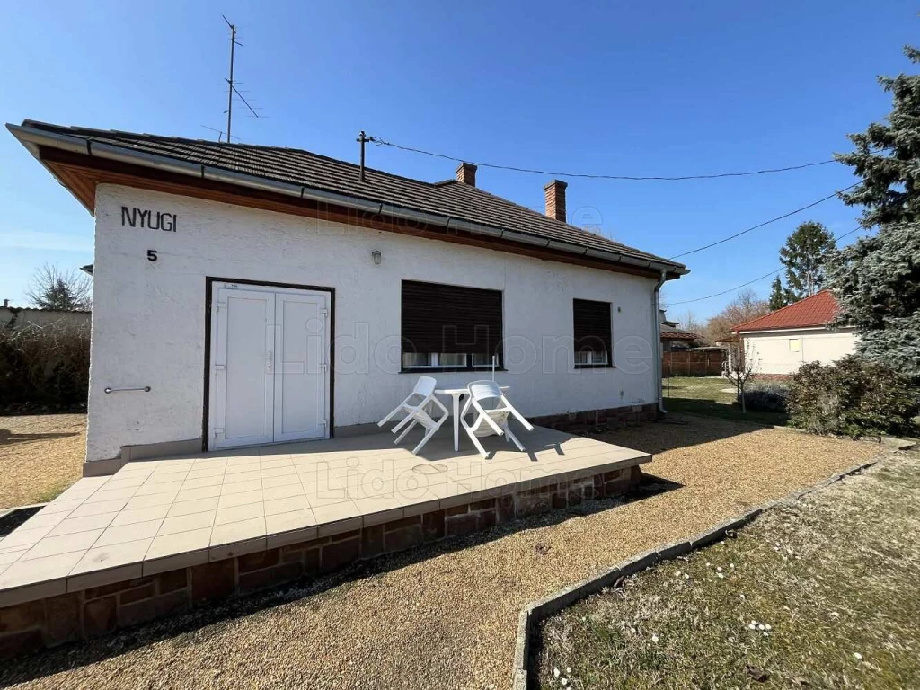 Eladó vízközeli nyaraló Balatonbogláron!