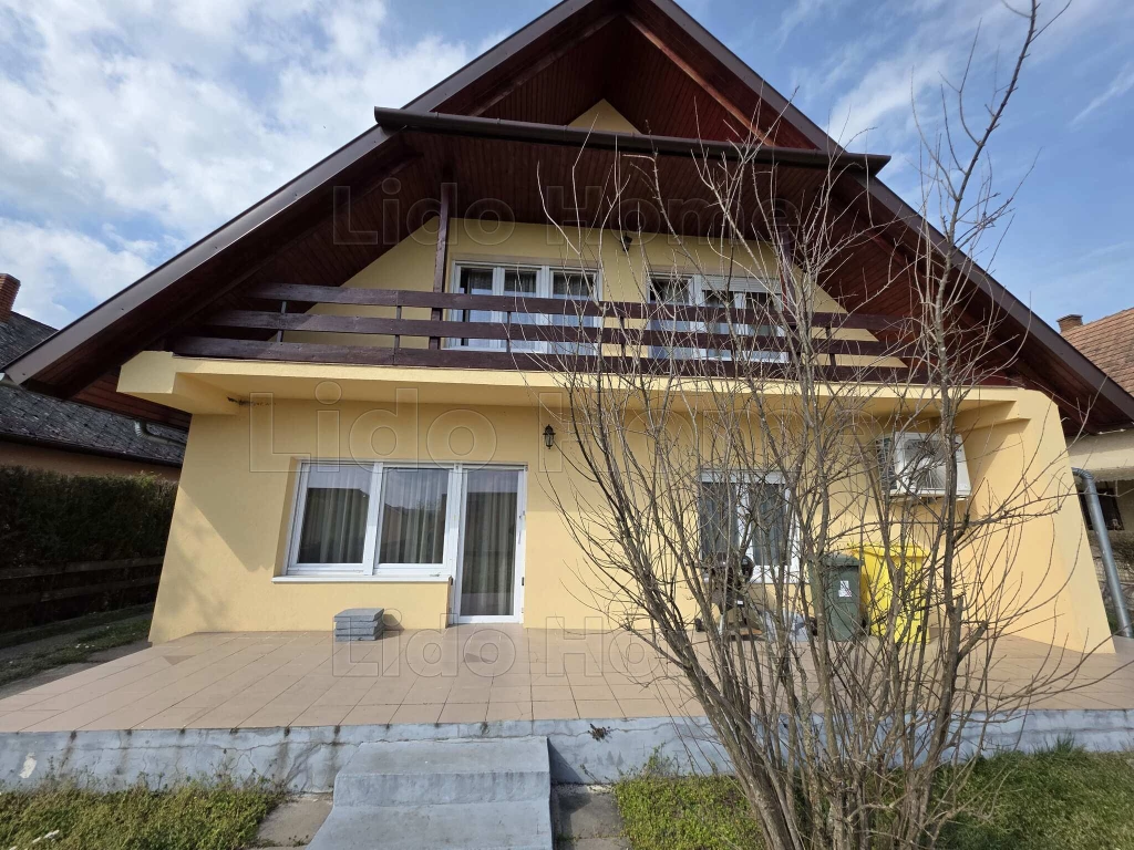 NAGY CSALÁDI HÁZ JÓ HELYEN