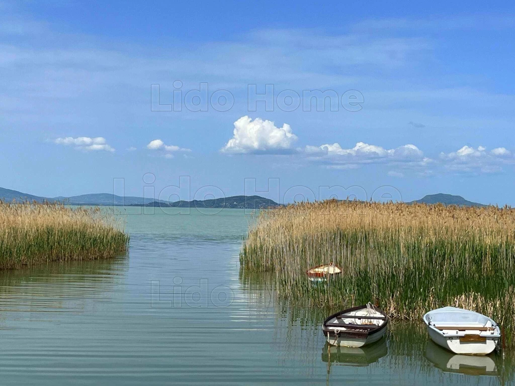 Balatonfenyvesen vízparti üdülőben panorámás, kertkacsolatos fszt-i nyaraló
