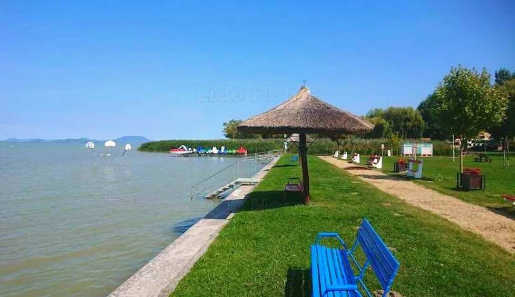 Balatonberényben közvetlen vízparti nyaraló