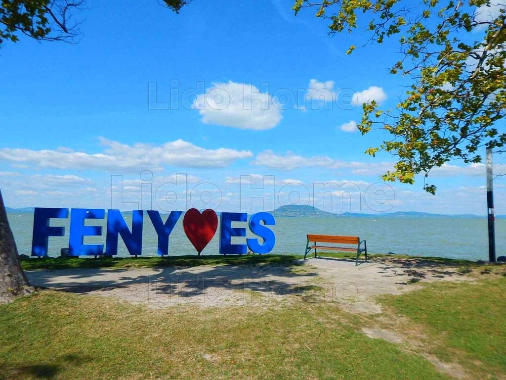 Balatonfenyves központjában, vízparttól 150 m-re emeleti lakás