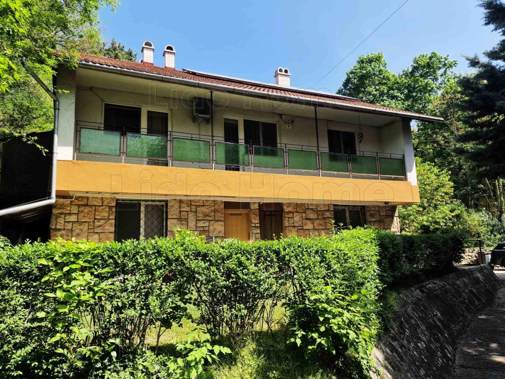 Eladó 3 lakrészes, napelemes Családi ház Balatonbogláron!
