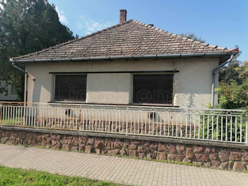 ELADÓ! CSALÁDI HÁZ BUZSÁKON!