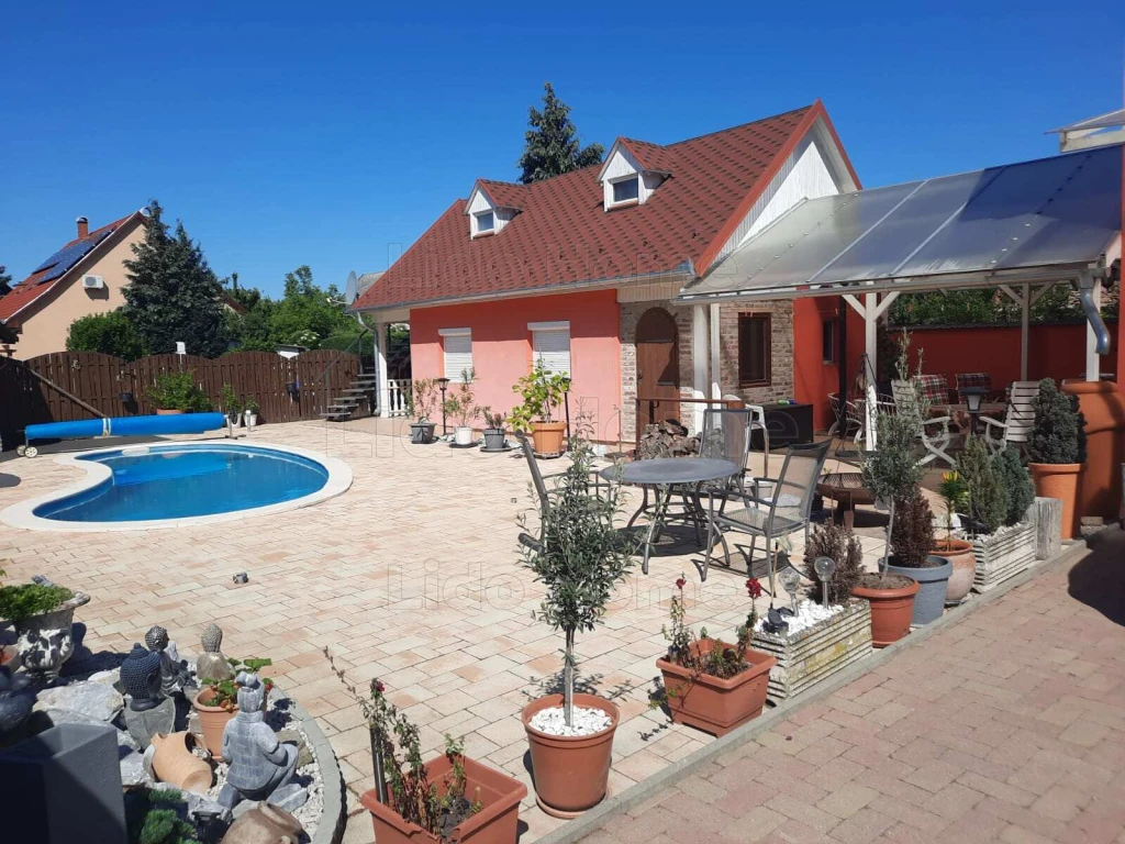 Eladó többgenerációs családi ház Balatonbogláron