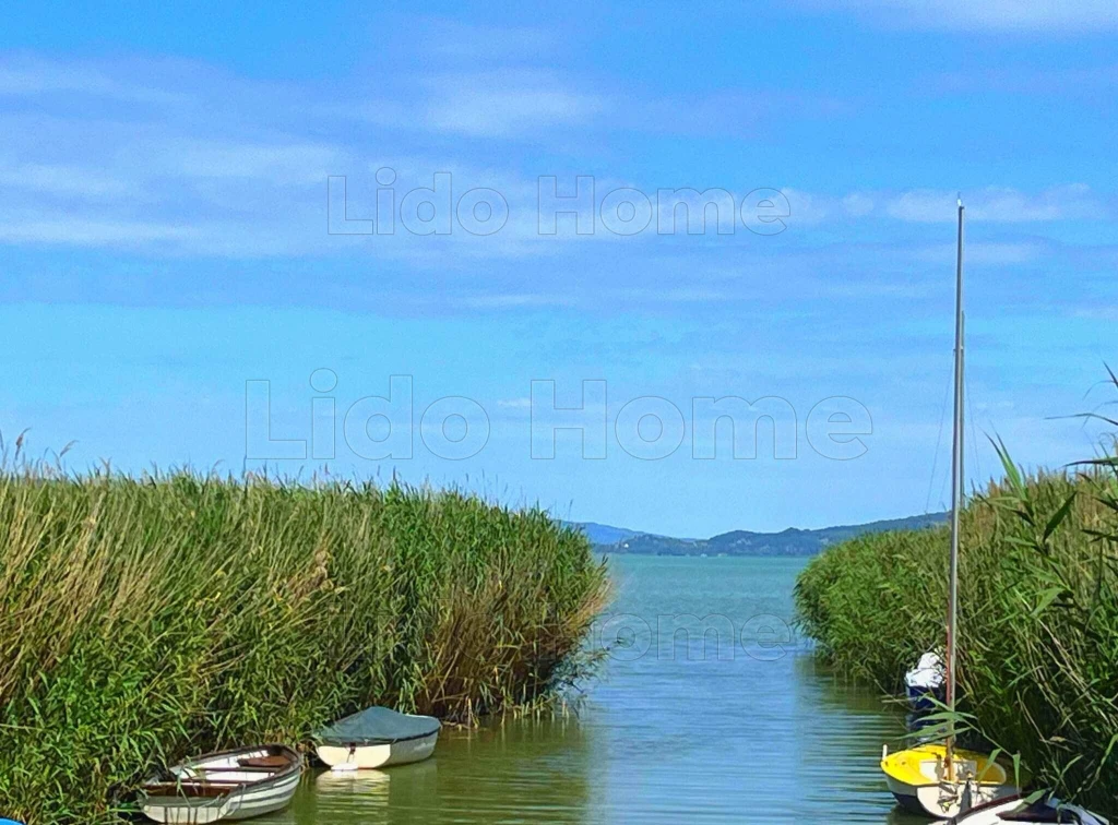 Balatonfenyves ősfás részén 70 m2-es nyaraló