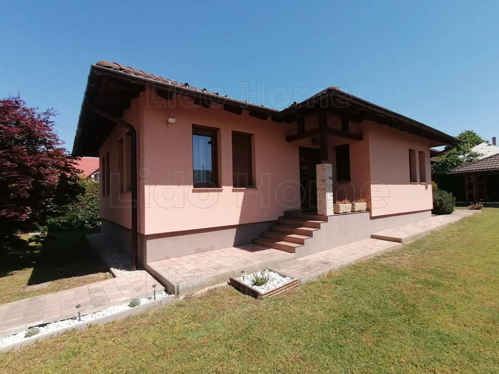 ELADÓ! Újszerű családi ház Balatonbogláron!
