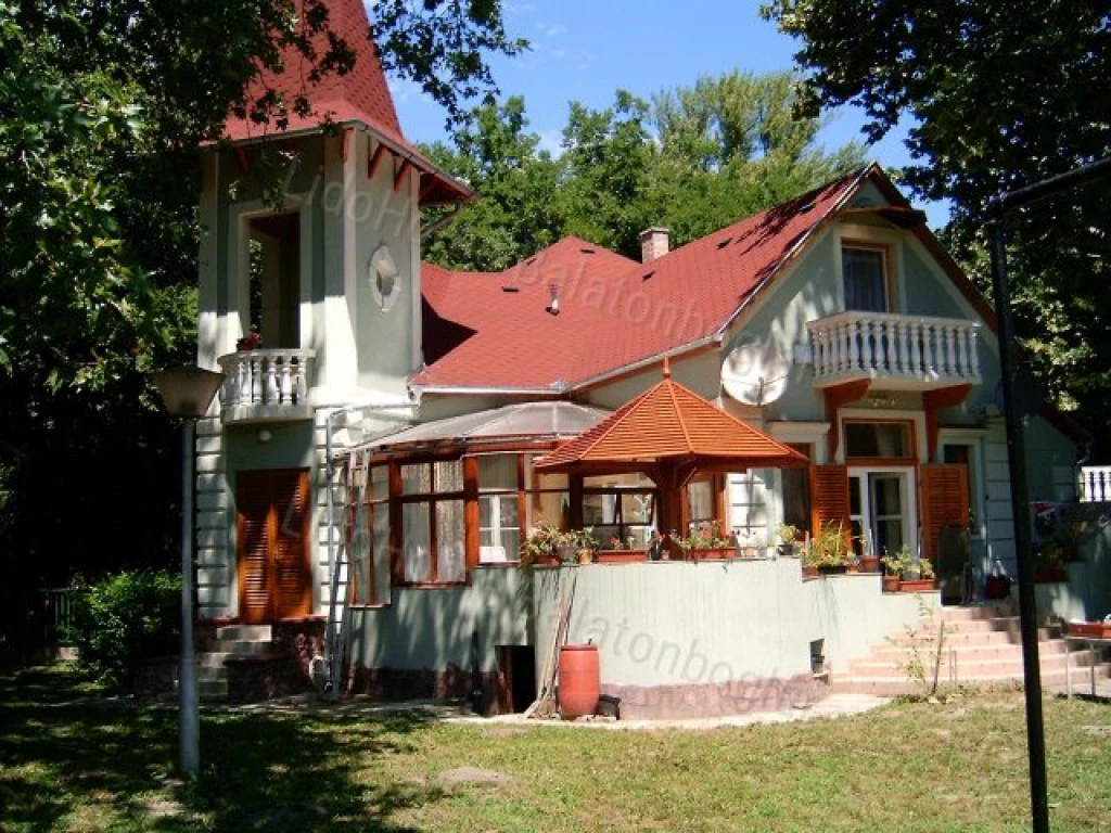 BALATONSZEMESI VILLA ÉS APARTMANHÁZ ELADÓ