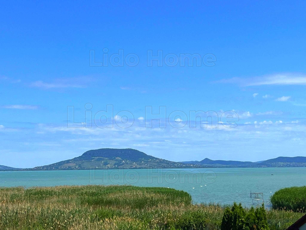 Balatonfenyvesen nagy teraszos, Balatoni panorámás vízparti lakás!
