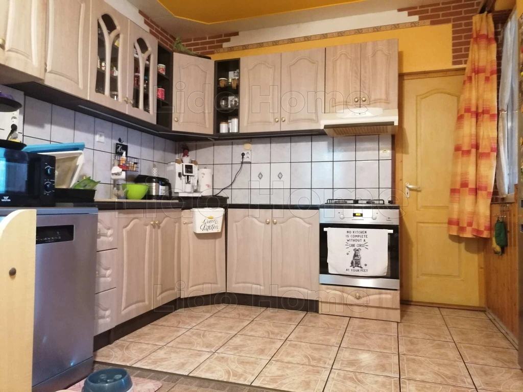 ELADÓ! CSALÁDI HÁZ SZŐLŐSGYÖRÖKBEN!