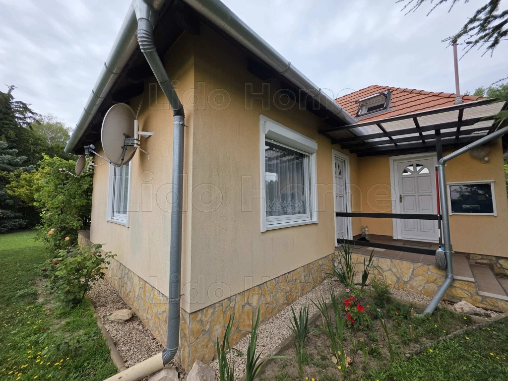 BALATONBOGLÁRON, NYUGODT KÖRNYEZETBEN, A BALATONTÓL CSUPÁN 250 MÉTERRE!