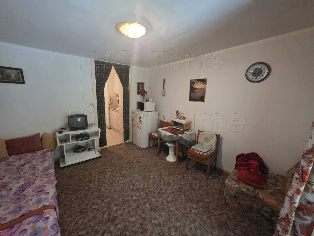 Balatonlelle központjában, a strandtól mindössze egy perc sétára eladó egy kiváló adottságokkal rendelkező apartman!