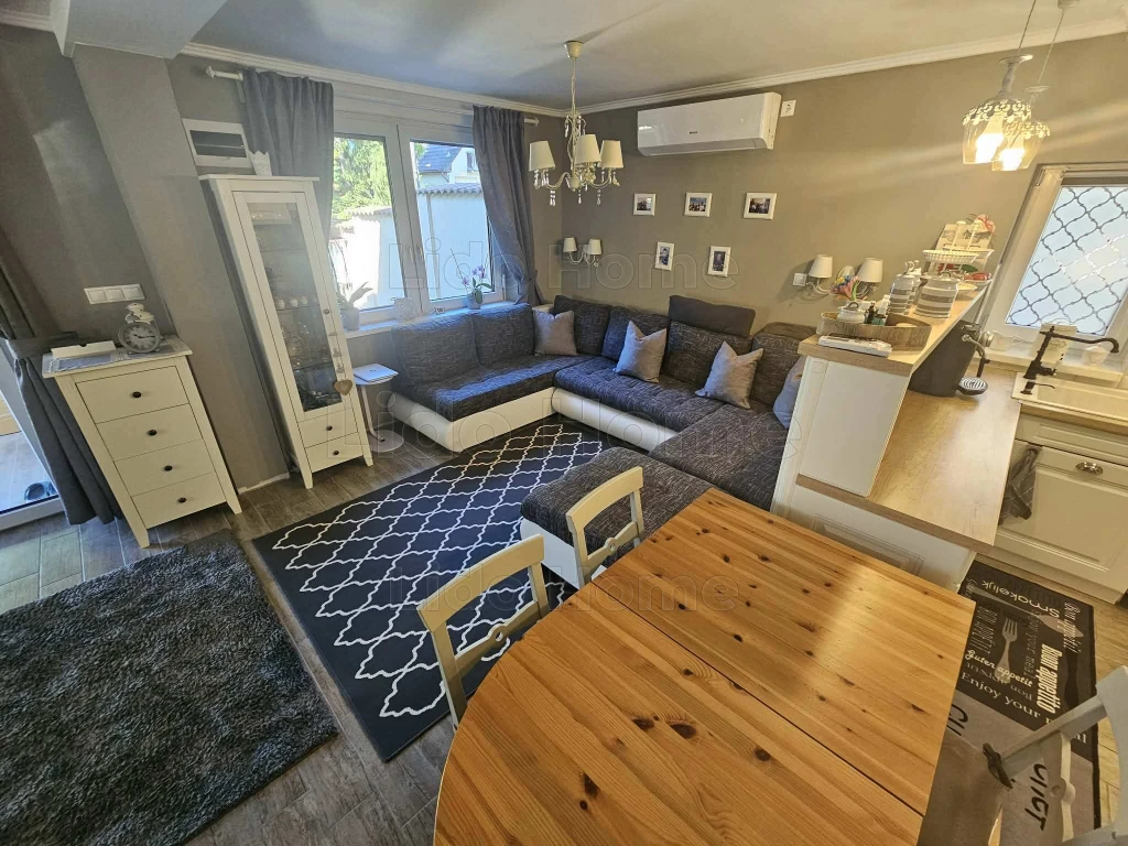 Lido home Boglári irodája kínál megvételre Fonyódon egy 118 nm-es,2 szintes 5 szobás tégla nyaralót,rengeteg extrával,teljes bútorzattal.