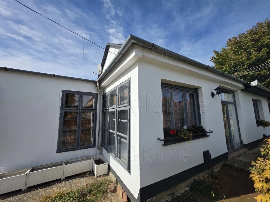 Balatonbogláron, a Balatontól pár perc sétára családi ház eladó!