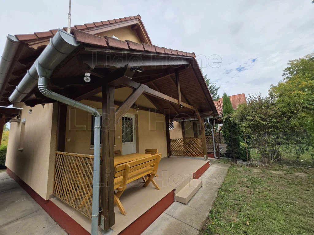 Mindössze 250 méterre a Balatontól – Teljesen felszerelt, újszerű ikernyaraló eladó Balatonszemesen!