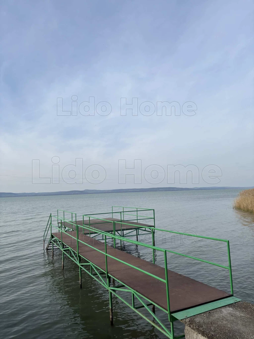 ELADÓ KÖZVETLEN VÍZPARTI NYARALÓ BALATONSZEMES