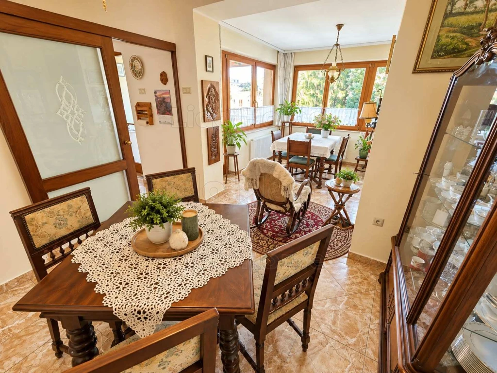 Szombathelyen kínálok megvételre egy belső 3 szintes,szerelőaknás dupla garázzsal,szaunával,kerti tárolóval 230 nm-es családi házat 2 terasszal.