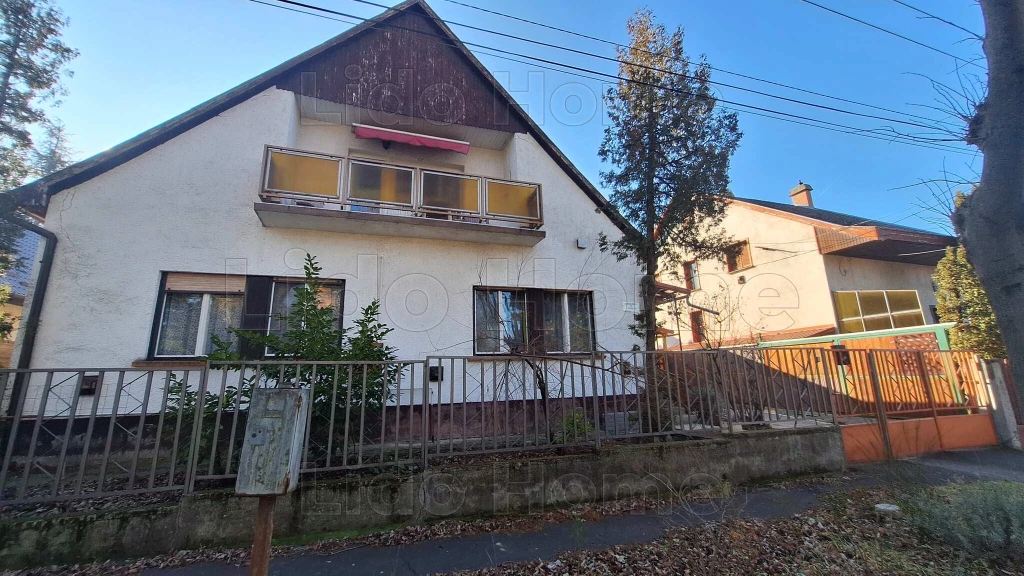 Balatonföldváron két generációs családi ház eladó, panorámás kilátással.