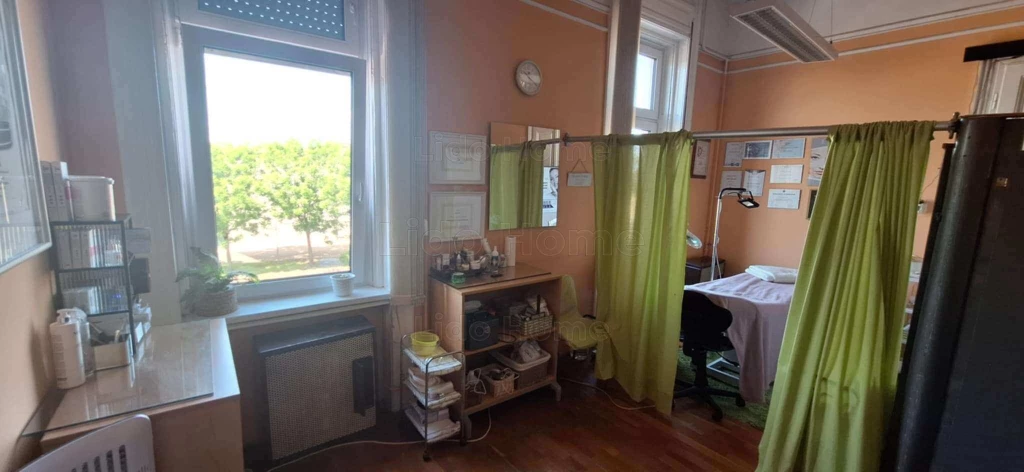 Eladó 1. emeleti téglalakás a belvárosban!