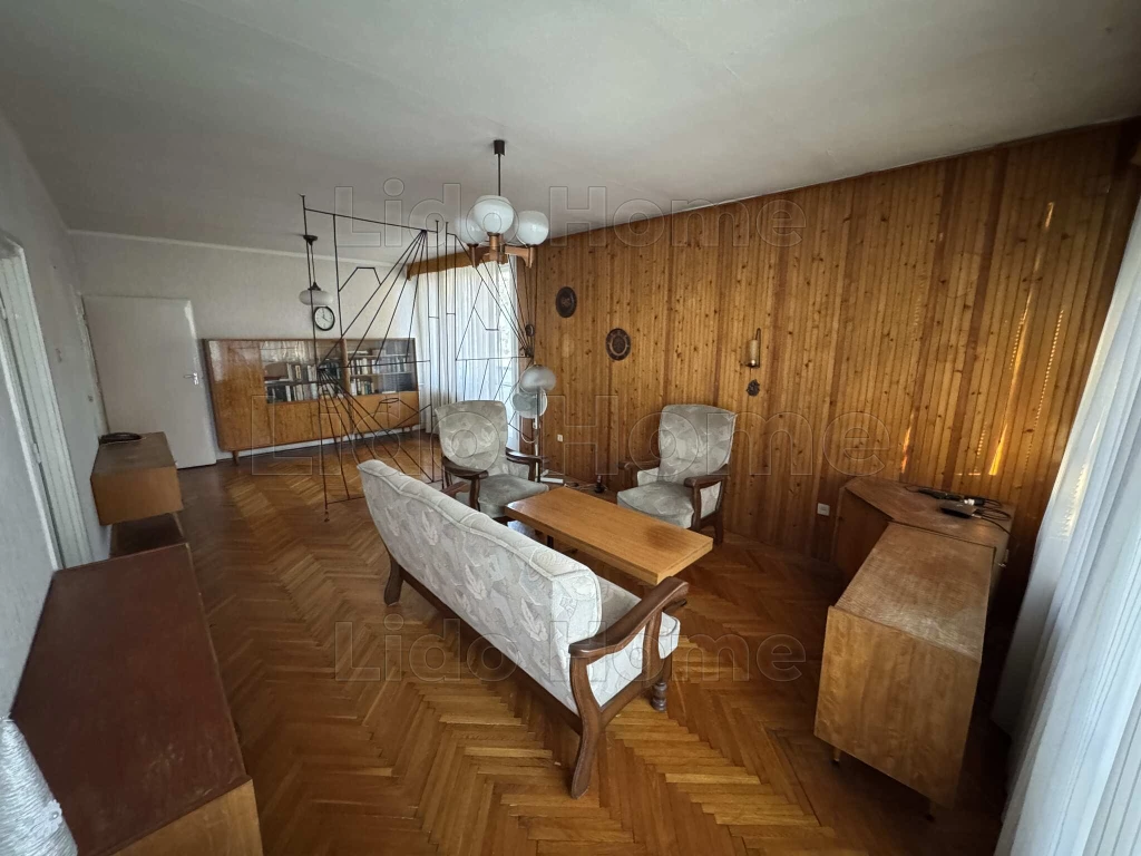 Eladó 2. emeleti erkélyes belvárosi lakás