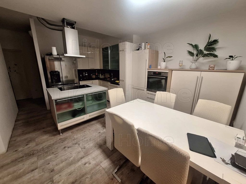 Igalban eladó 3 fürdőszobás családi ház akár 3 család részére.