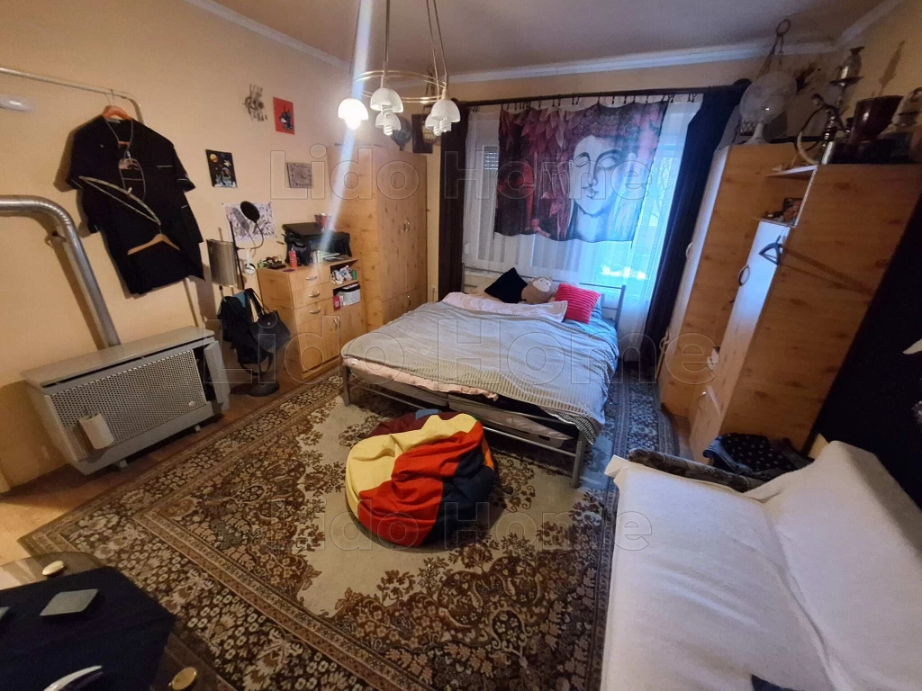 Eladó belvárosi földszinti tégla lakás Kaposváron, saját parkolóval!