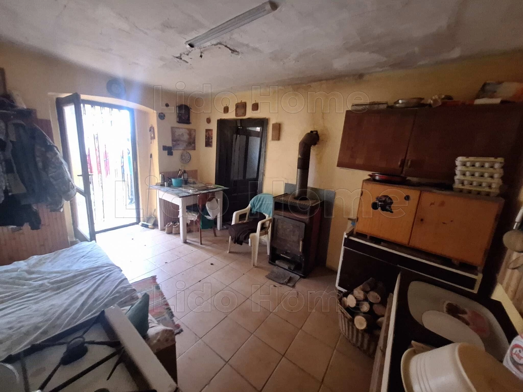 Eladó felújítandó parasztház Gadácson gazdâlkodásra alkalmas telekkel!