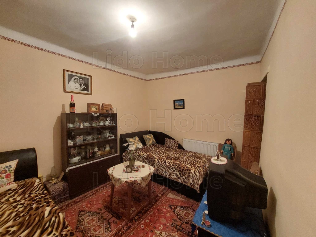 Kadarkúti nappali + 2 szobás családi ház eladó