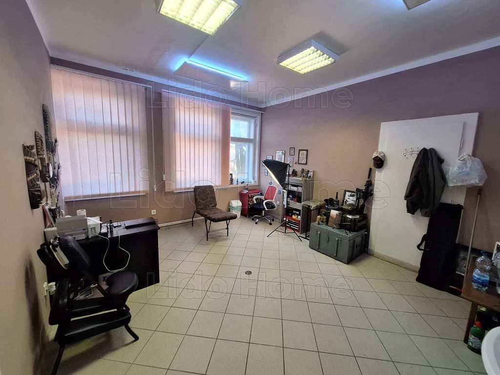 Eladó iroda Kaposvár belvárosában, a Petőfi téren, liftes, portaszolgálatos épületben!