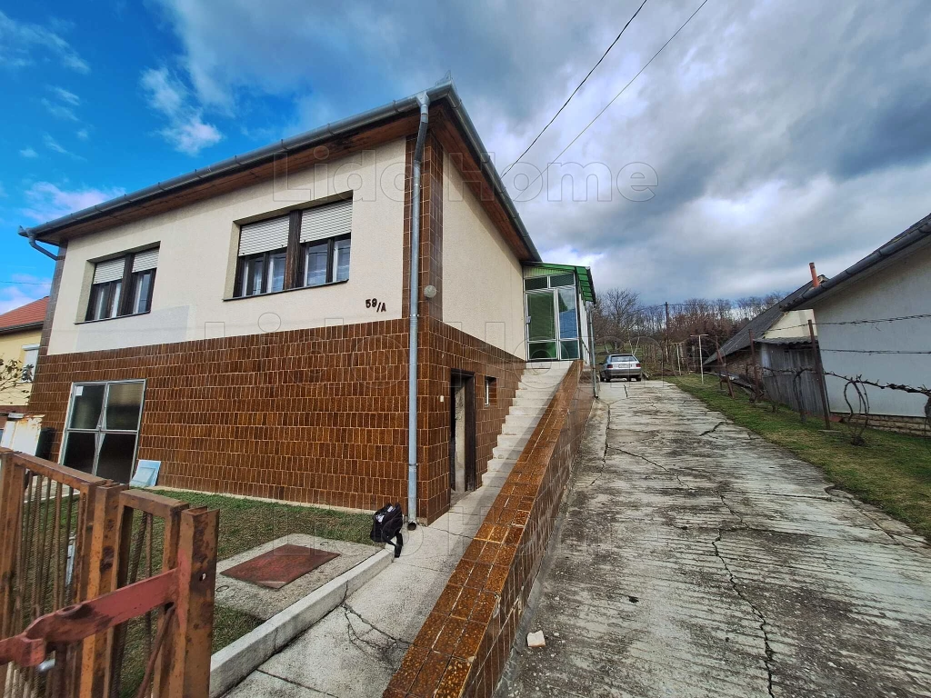 Eladó családi ház Tabon csendes utcában, panorámás telken!