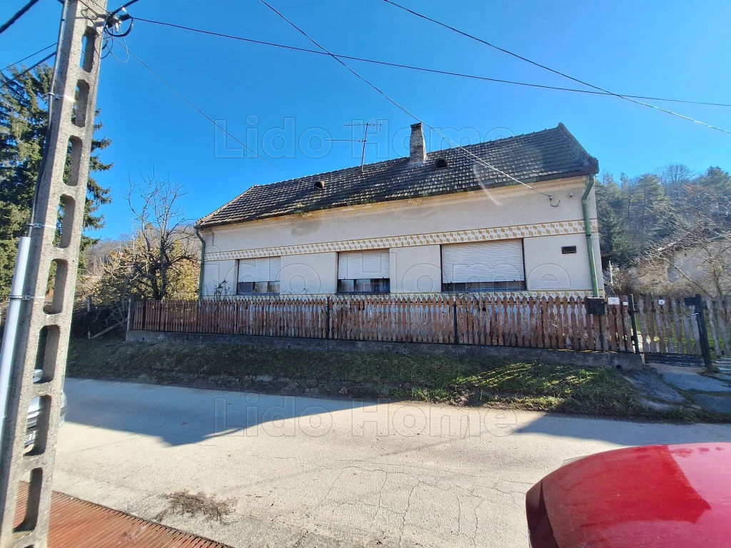 Eladó családi ház Kaposváron Töröcskén! Gazgalkodásra alkalmas telekkel, gazdasági épületekkel!