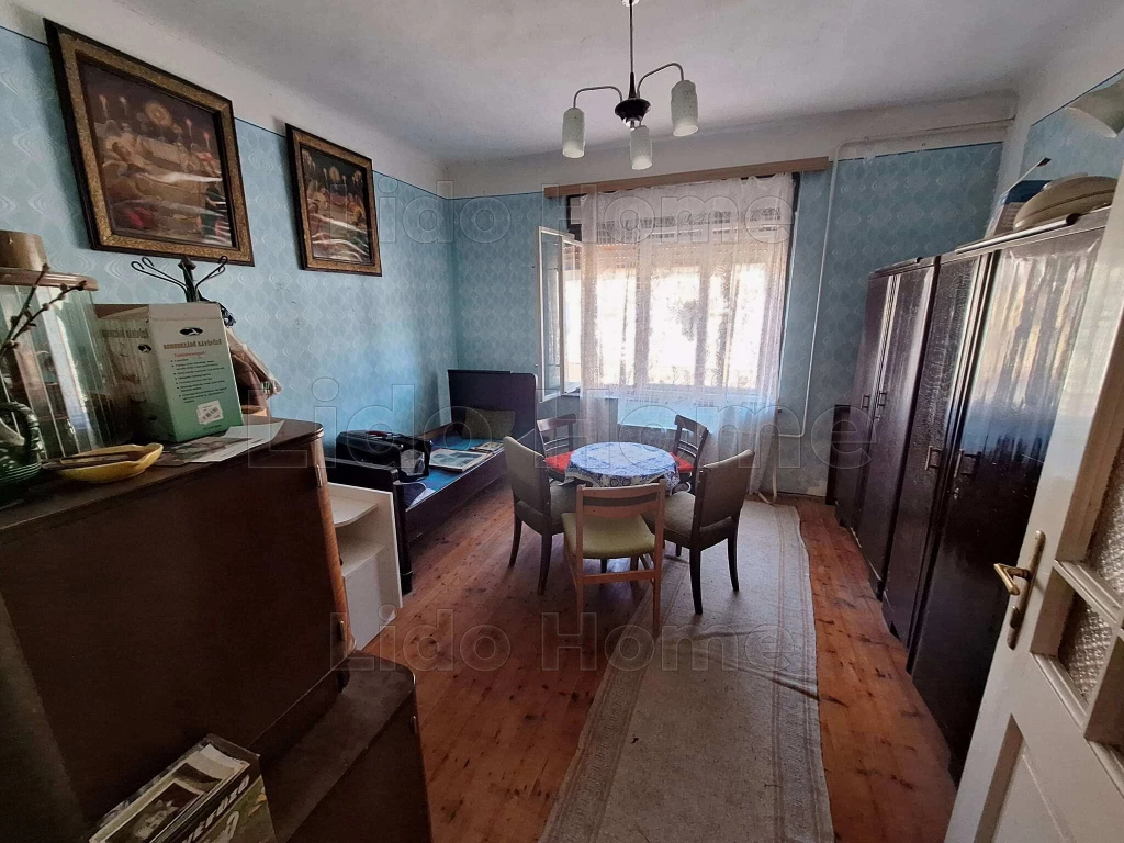 Eladó családi ház Kaposváron, a belváros közelében panorámás telekkel és külön bejáratú melléképülettel!