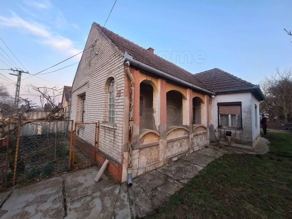 Eladásra kínálunk egy azonnal költözhető családi házat Magyaratád csendes utcájában!