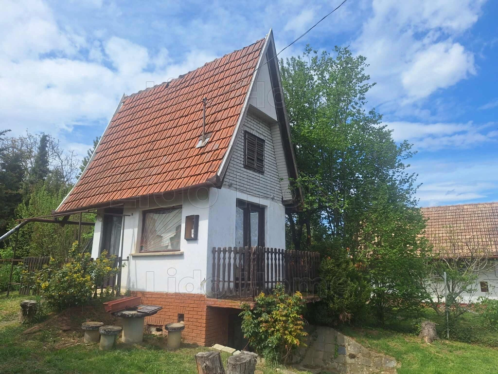 Eladó zártkert Kaposváron rengeteg lehetőséggel, vezetékes vízzel, villannyal!