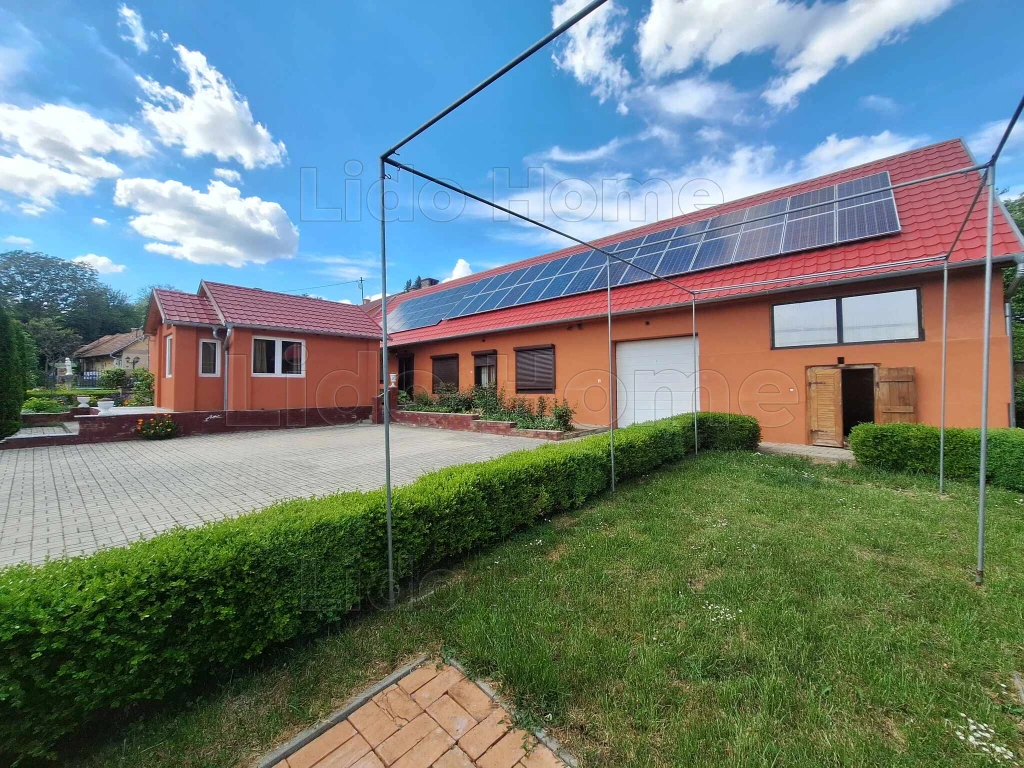 Eladó luxus családi ház Felsőmocsoládon, jakuzzi, szauna, mini golf pályával, kerti kiülőkkel!