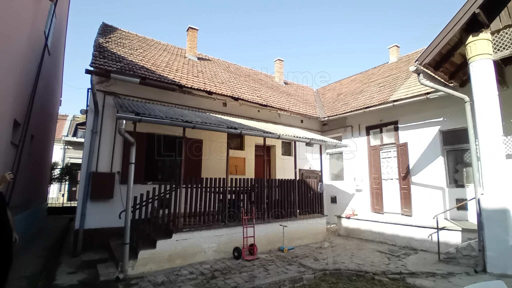 Kaposvár belvárosába különleges, több lakrészből álló ingatlan eladó!