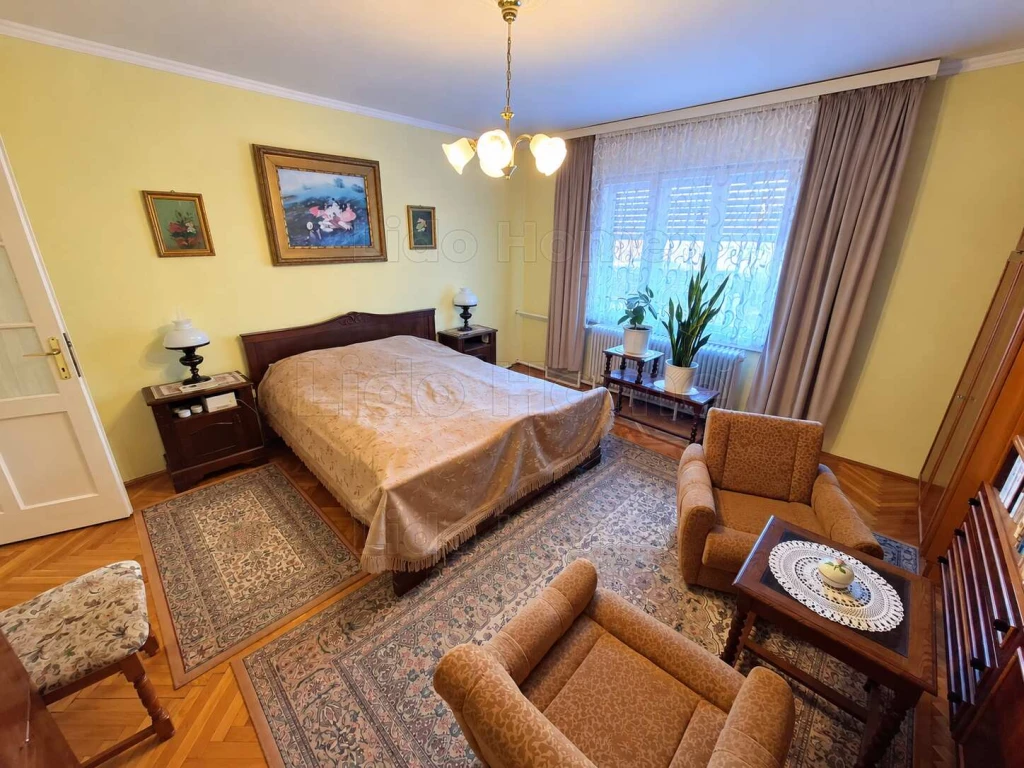 KÉTGENERÁCIÓS CSALÁDI HÁZ ELADÓ KAPOSVÁRON – 1804 M²-ES TELEKKEL!