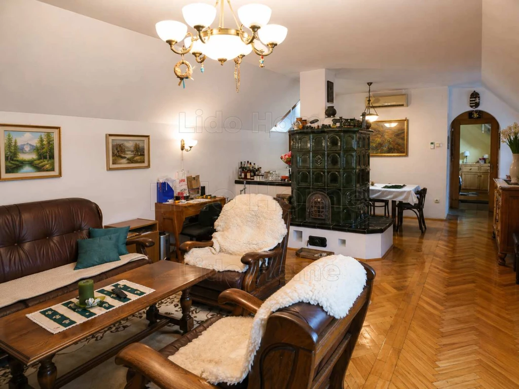 HÉVÍZ belvárosában családi ház apartmanokkal eladó!