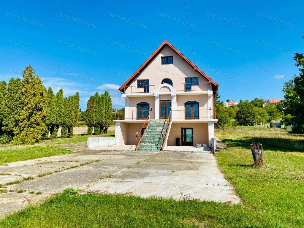 ELADÓ CSALÁDI HÁZ, -KESZTHELY!