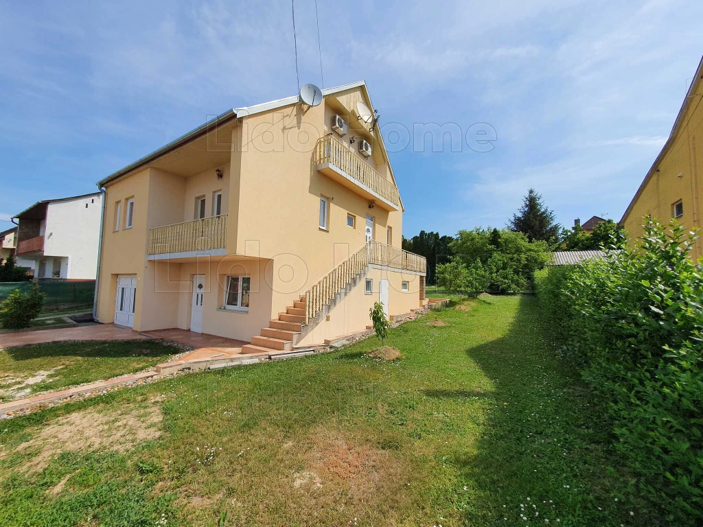 Eladó Hévízen egy jóminőségű, KÉTGENERÁCIÓS CSALÁDI HÁZ.