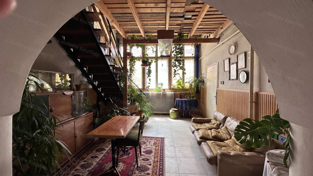 Eladó kétszintes, felújítandó CSALÁDI HÁZ Marcaliban.