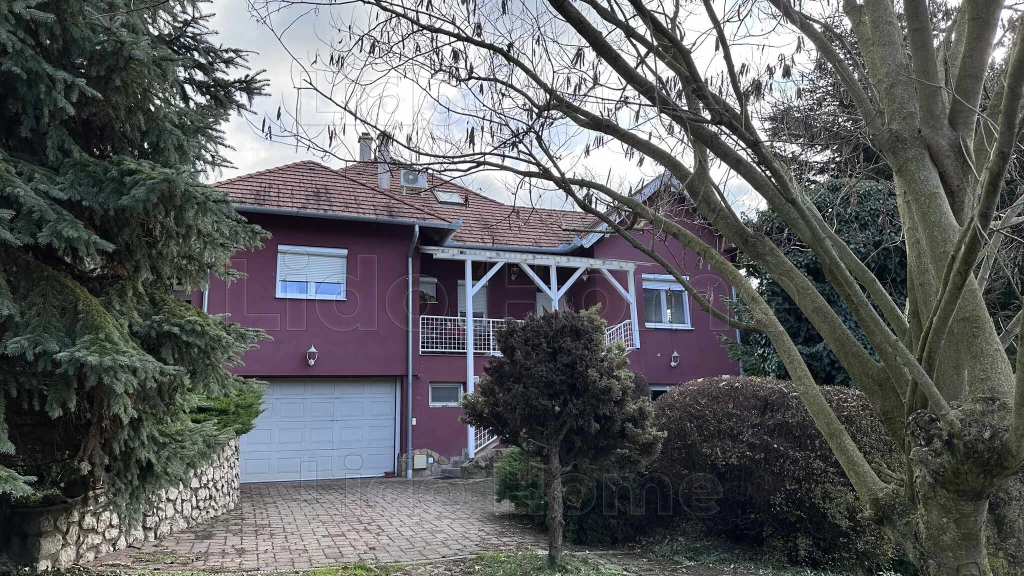 Eladó Keszthely-kertvárosban TÖBBGENERÁCIÓS CSALÁDI HÁZ.