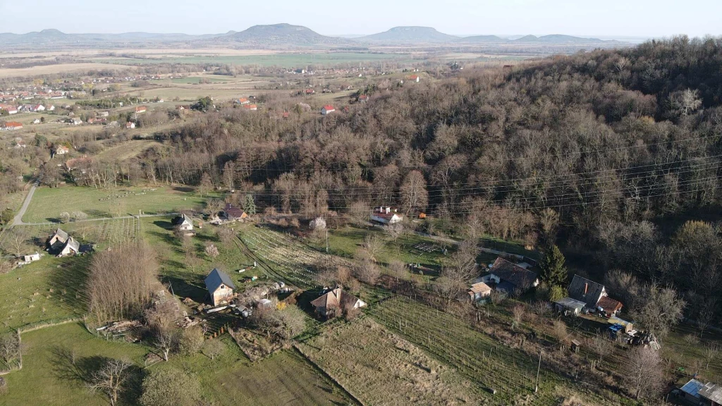 Eldugott völgyben panorámás birtok a Balaton-felvidéken